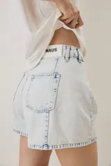 Short de denim color celeste con lavado claro, pinzas delanteras, cintura alta y diseño amplio.