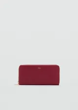 Billetera rectangular de color bordó con textura saffiano, cierre perimetral con cremallera metálica dorada y logo de la marca grabado en el frente.