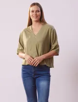 Blusa blanca de lyocell con escote en V y mangas cortas.