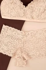 Short de tiro medio confeccionado en puntilla elastizada color beige claro, con diseño floral y fundillo de algodón 100%.