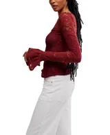 Blusa de manga larga color rojo oscuro (vino/borgoña) con textura de encaje floral y escote redondo.
