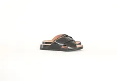 Sandalias planas color negro con diseño de tiras cruzadas y textura efecto cocodrilo, plantilla anatómica y suela ligera de poliuretano.