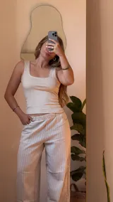 Top ajustado color beige claro, con escote cuadrado y tirantes anchos.