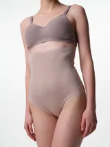 Bombacha modelante de tiro alto con diseño colaless, confeccionada en microfibra con terminaciones de corte láser. Presenta una banda de contención que llega bajo el busto y cuenta con silicona antideslizante en el borde interno para un ajuste seguro.