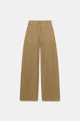 Jeans de tiro alto y estilo extra wide leg, con diseño de cinco bolsillos y lavado desgastado. Cuenta con cierre frontal con cremallera y botón metálico.