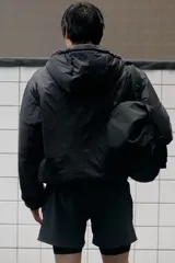 Campera acolchada de corte holgado, repelente al agua y rompevientos. Cuenta con capucha ajustable con cordón, cierre frontal, hombros caídos, puños elásticos y bolsillos delanteros.
