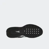 Championes Reebok Classic Leather 2400 con capellada de cuero y gamuza en blanco, negro y gris. Entresuela de EVA y detalles reflectantes.