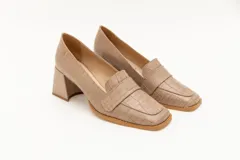Zapato clásico color beige con textura croco, taco cuadrado y punta cuadrada.