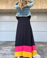 Vestido largo negro con volados en el ruedo en colores amarillo y fucsia.