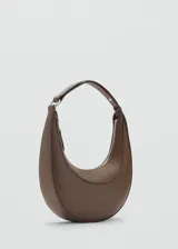 Bolso de hombro con diseño de media luna en color marrón. Presenta una estructura rígida, cierre superior con cremallera y asa corta integrada.