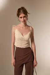 Saco holgado confeccionado en viscosa y lurex, con diseño de manga 3/4 y textura ligera.