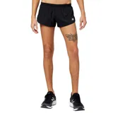 Short de running negro con logo de New Balance estampado en blanco.