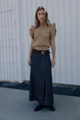 Chaleco de punto con lana, de cuello alto y diseño sin mangas con volantes en los hombros.