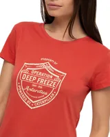 Remera Caterpillar de algodón en color rojo, con cuello redondo, mangas cortas y estampa gráfica frontal de estilo vintage que dice "Operation Deep Freeze".