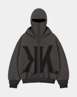 Campera con capucha gris oscura, cierre frontal y diseño oversize con doble capucha, incluyendo balaclava integrada. Presenta gran estampa contrastante en el frente.