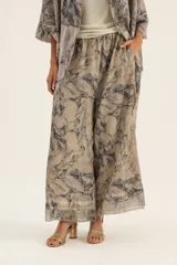 Pantalón palazzo de viscosa con estampado marmolado en tonos beige y azul.