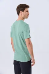 Remera lisa de manga corta y cuello redondo, color gris oscuro, de calce cómodo con pequeño logo bordado en el pecho.