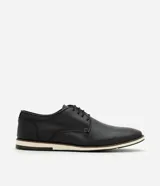 Zapato casual Viko de hombre, confeccionado en cuero calf color negro, con diseño clásico acordonado y suela de goma bicolor.