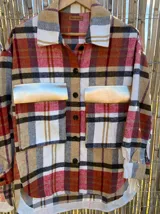 Sobre camisa a cuadros con bolsillos frontales con solapa en cuero.