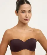 Soutien sin breteles color marrón, con copa hueca, tirantes desmontables y cierre en la espalda.