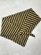 Bufanda triangular de tejido de punto con diseño de rayas diagonales en colores verde oliva y negro.