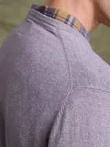 Sweater de cuello redondo, confeccionado en una mezcla de algodón y cashmere, de diseño clásico y calce regular.