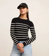 Blusa de punto de viscosa con cuello redondo, mangas largas y diseño de rayas horizontales contrastantes.