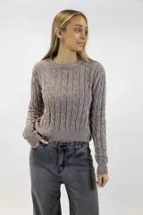 Sweater de chenille con textura suave, cuello redondo y diseño de trenzas verticales en el frente y las mangas, con terminaciones acanaladas.