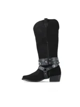Bota alta de gamuza negra con diseño de inspiración western, taco cuadrado y puntera fina. Cuenta con arneses desmontables de cuero napa adornados con tachas y apliques metálicos alrededor del tobillo.