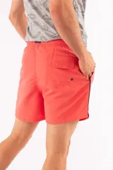 Short de baño azul con cintura elástica y cordón ajustable. Tiene dos bolsillos laterales y un bolsillo trasero.