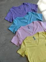 Remera blanca de algodón con escote en V y mangas cortas.