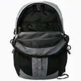 Mochila técnica de 22 litros marca Merrell, diseñada para actividades outdoor. Presenta un diseño bicolor en gris y negro, con múltiples compartimentos, bolsillos laterales para botellas, respaldo acolchado con malla transpirable, cinta frontal tipo daisy chain para accesorios y correas ajustables con silbato de emergencia.