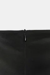 Vestido largo sin mangas con cuello subido, confeccionado con una parte superior lisa y falda de tul con caída fluida. Cuenta con cierre de cremallera oculta en la espalda.