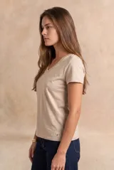 Remera de algodón peinado negro, con calce al cuerpo y escote en V de manga corta.