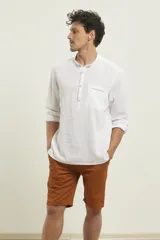 Camisa de lino color salmón con cuello mao, manga larga y bolsillo de parche en el pecho.