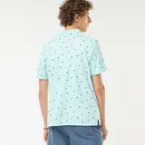 Chomba celeste con estampado de palmeras en color negro.