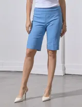 Bermuda color beige de gabardina elastizada, marca Zac & Rachel. Pretina ancha elastizada.