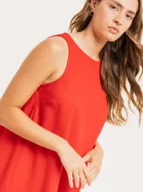 Vestido corto color beige de lino con escote redondo y volado godet en el ruedo.