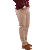 Pantalón de vestir color verde oliva, de corte recto, con bolsillos laterales y traseros.