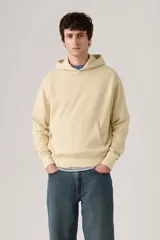 Buzo hoodie color crema con logo bordado en el pecho y bolsillo tipo canguro.