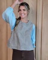 Chaleco de denim con diseño a rayas verticales, cuello redondo y corte recto. Presenta pespuntes en contraste y detalle de aberturas en los laterales.