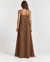 Vestido largo rojo con tirantes finos, escote recto y silueta amplia y fluida de corte A.