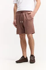 Short de algodón color beige, de diseño liso con cintura elastizada y cordón ajustable.
