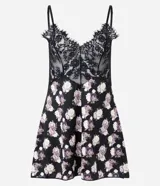 Camisón corto de microfibra con estampado floral, presenta un diseño con escote en V decorado con encaje negro y breteles finos ajustables.