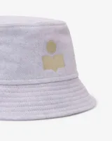 Gorro tipo bucket negro con logo blanco bordado en el frente.