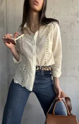 Camisa color manteca con bordado tipo broderie en el frente y mangas 3/4.