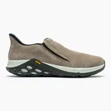 Zapatos tipo slip-on Merrell modelo Jungle Moc 2.0, confeccionados en gamuza color marrón topo. Presentan diseño sin cordones con paneles elásticos laterales para mayor facilidad de calce, suela técnica Vibram con tecnología de amortiguación y entresuela de espuma EVA para mayor estabilidad.