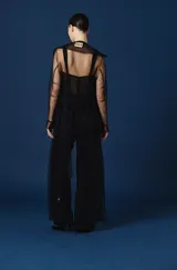 Trench largo de mujer confeccionado en tul transparente, con cuello camisero, mangas largas y frente abierto. Presenta una caída fluida y ligera, ideal para superponer sobre otras prendas.