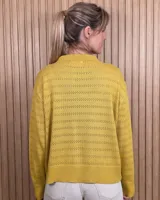 Cardigan de punto color marrón tostado, con cuello camisero, cierre frontal con botones y diseño de rayas sutiles en el tejido. Presenta mangas largas con puños elásticos y corte recto.