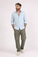 Pantalón cargo color verde militar, con bolsillos laterales y corte recto.